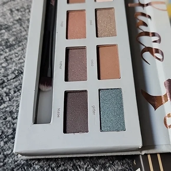 New Doll Face neutral Eye Shadow Palette - Picture 5 of 15